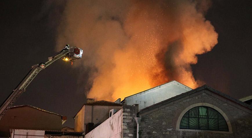 İzmir’de tekstil deposunda korkutan yangın! 1 kişi yaralandı